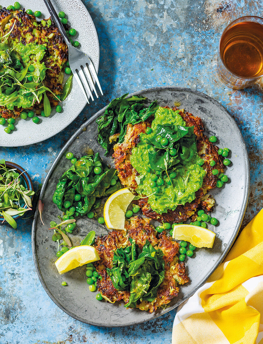 Süsskartoffelpuffer mit Erbsenpüree und Spinat