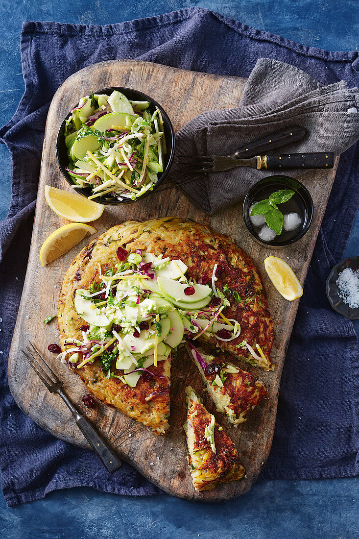 Riesen-Kartoffelrösti mit Apfelsalat