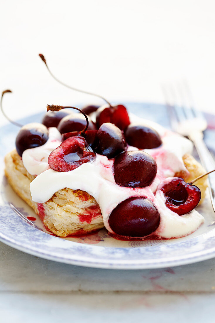 Puff pastry with cream and cherries