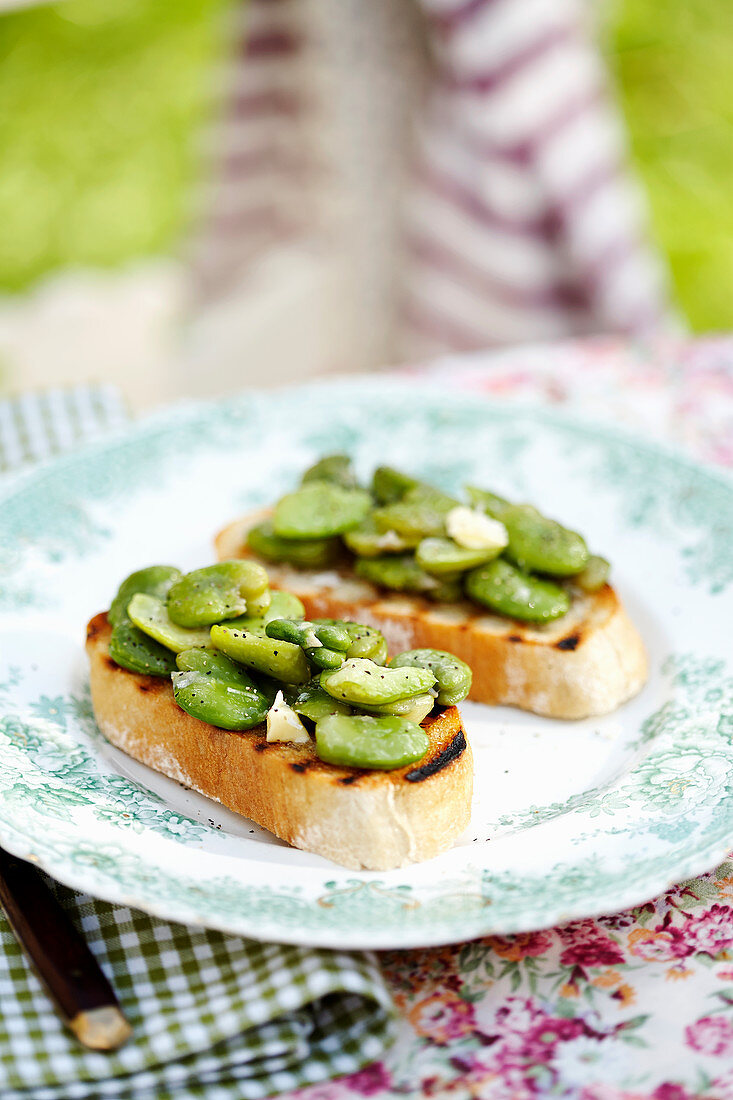 Toasted bread with broad beans