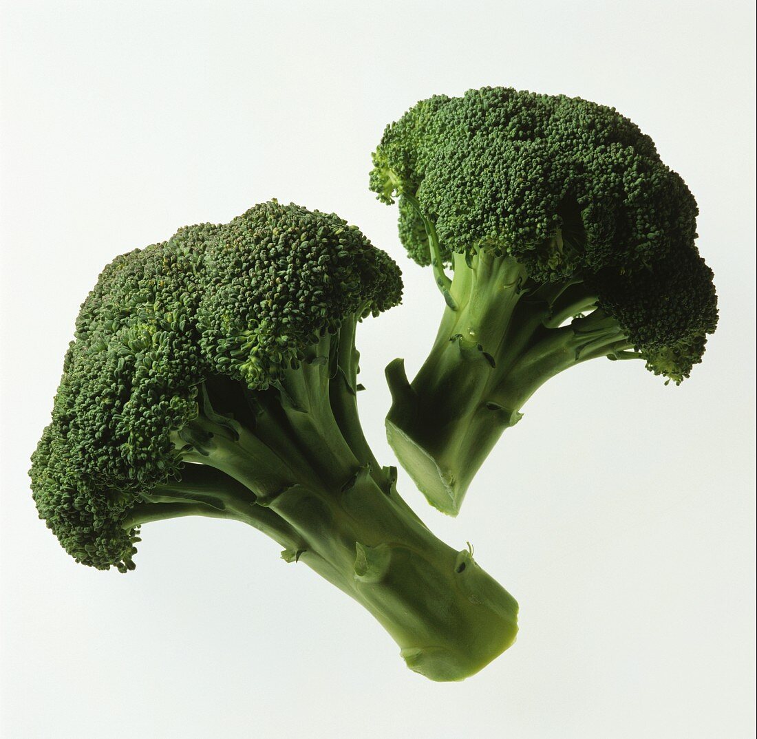 Zwei einzelne Broccoliröschen