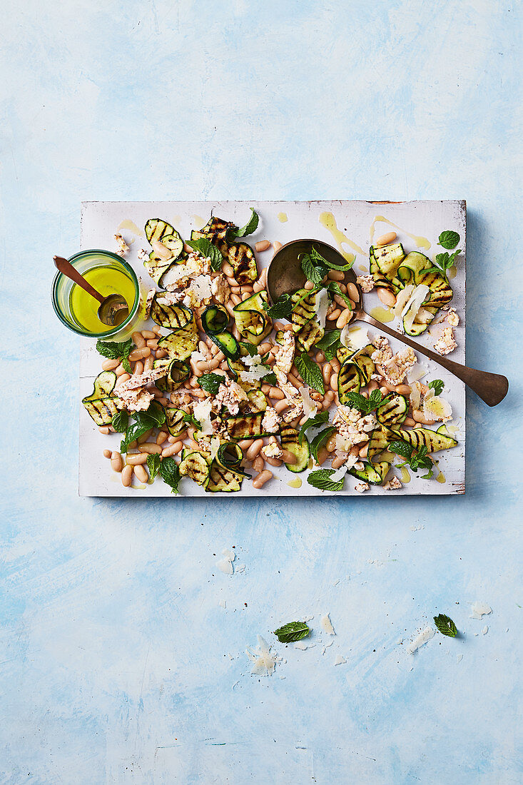 Weisser Bohnensalat mit gegrillten Zucchini und Parmesan