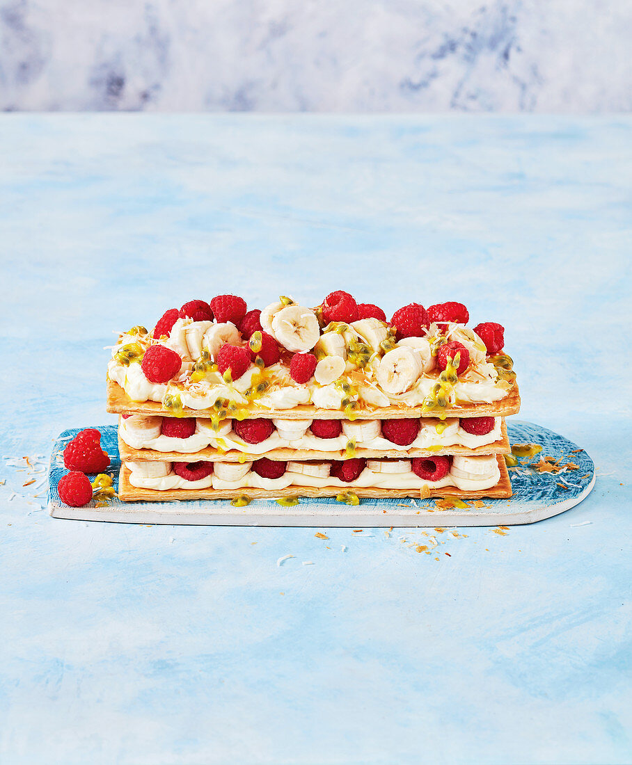 Mille Feuille mit Kokoscreme, Bananen und Himbeeren