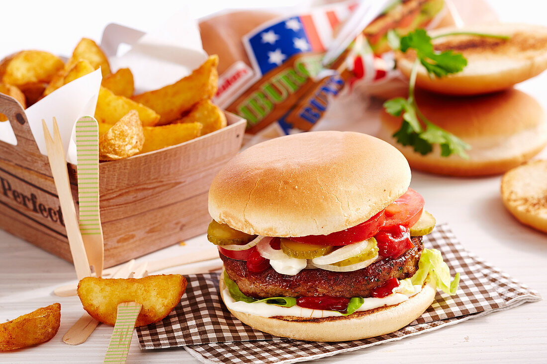 Klassischer Hamburger mit Country Potatoes, Pickles, Mayonnaise und Ketchup
