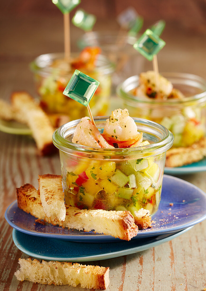 Sommerlicher Partysnack: Mango-Gurken-Salat mit gebratenen Garnelen und Röstbrot