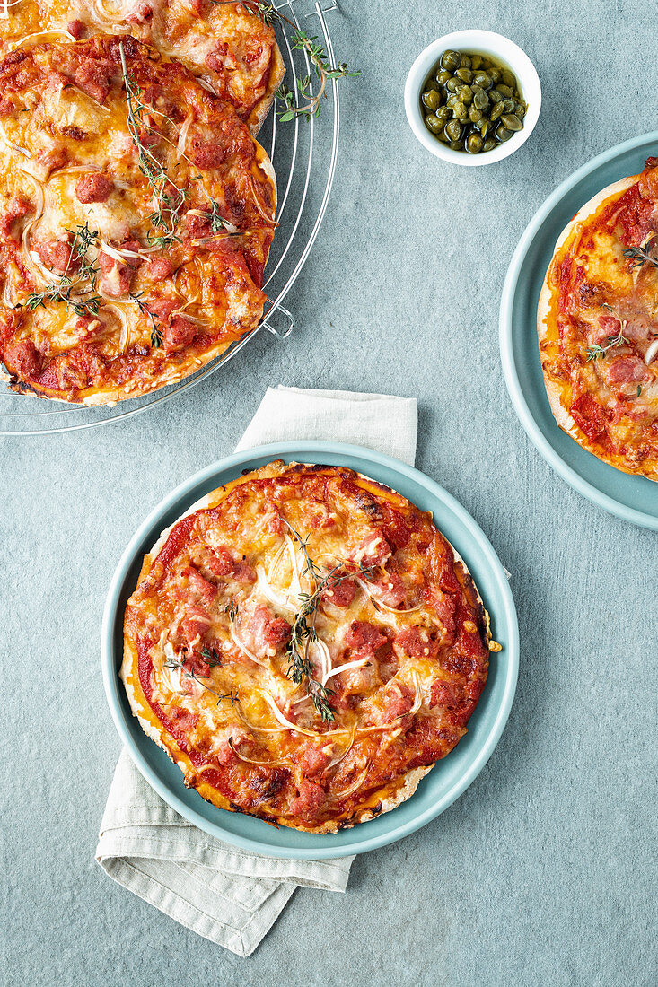 Minced meat pizza with tomato and mozzarella