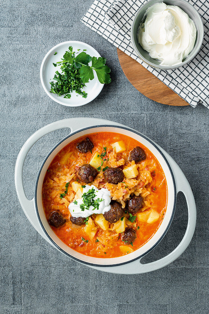 Pepper and herb stew with meatballs