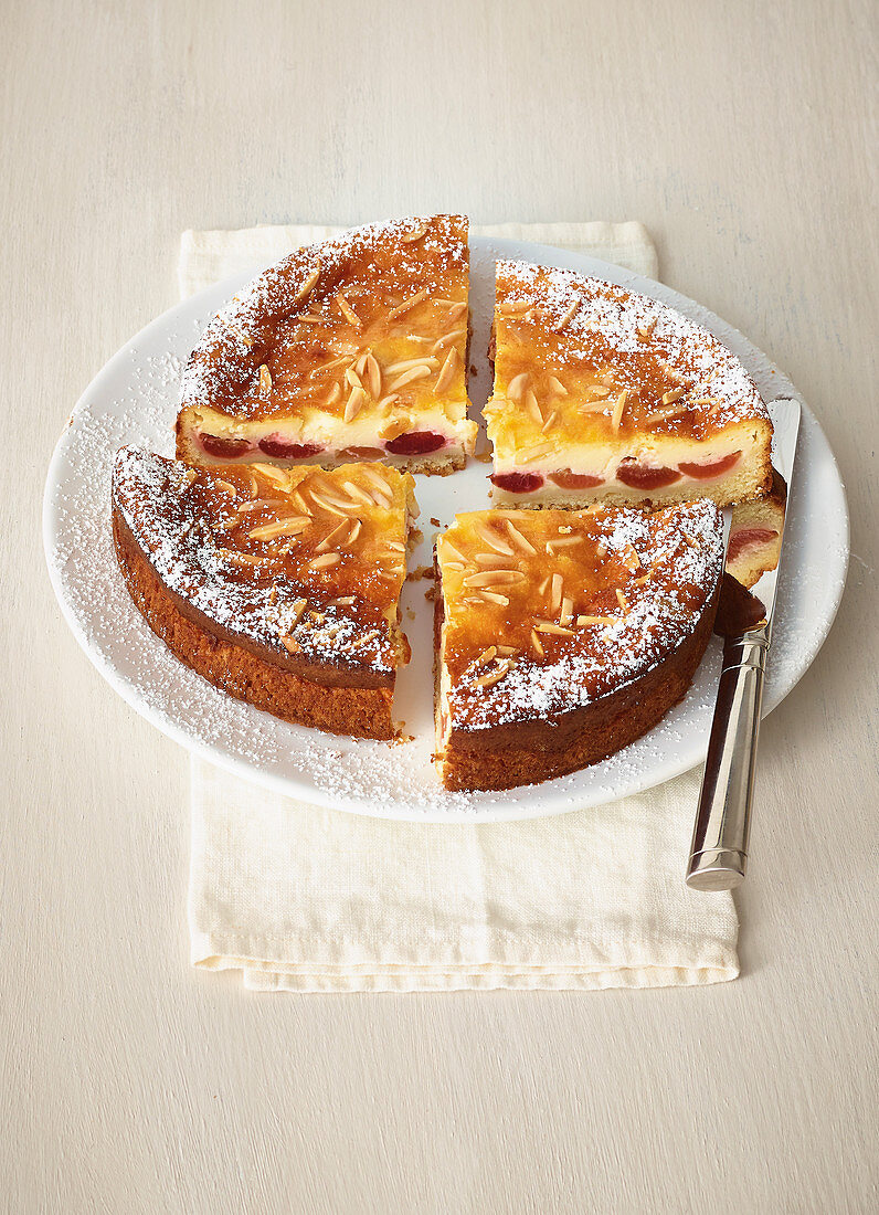 Kleine Schmandtorte mit Früchten