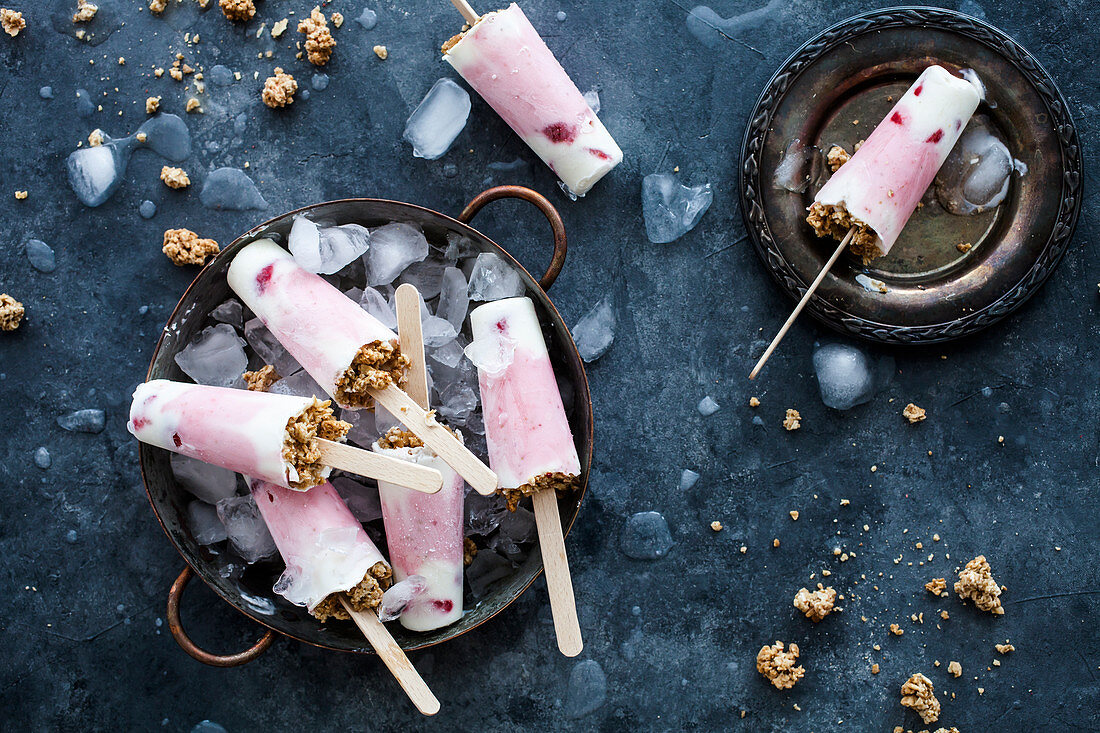 Hausgemachtes Frühstückseis am Stiel mit Erdbeeren, griechischem Joghurt, Honig und Granola