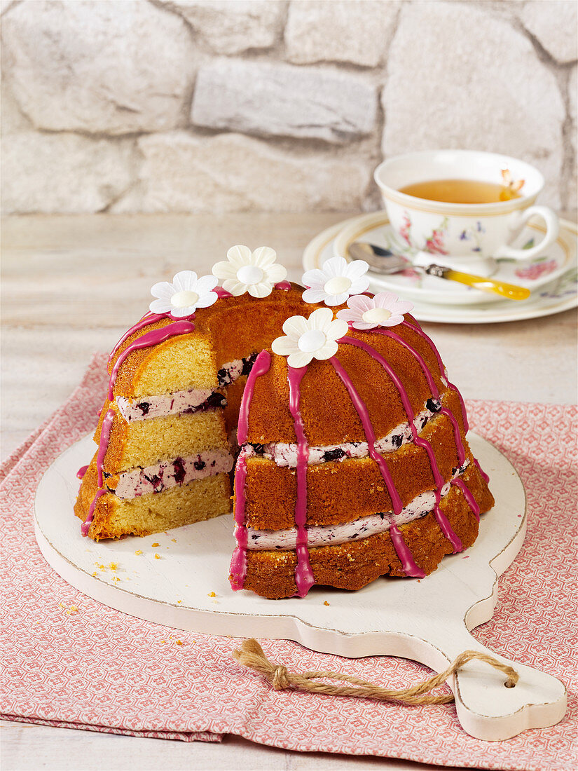 A blueberry Bundt cake filled with cream