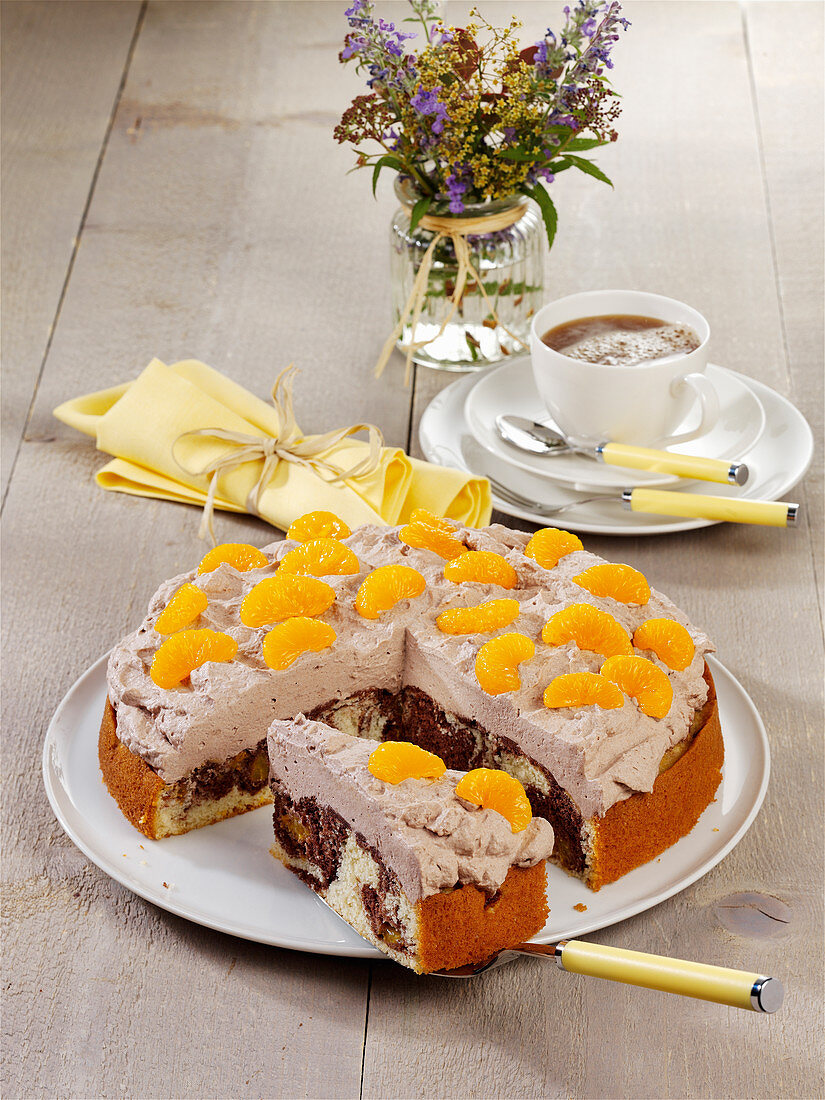 Marmor-Torte mit Mandarinen-Kakao-Sahne