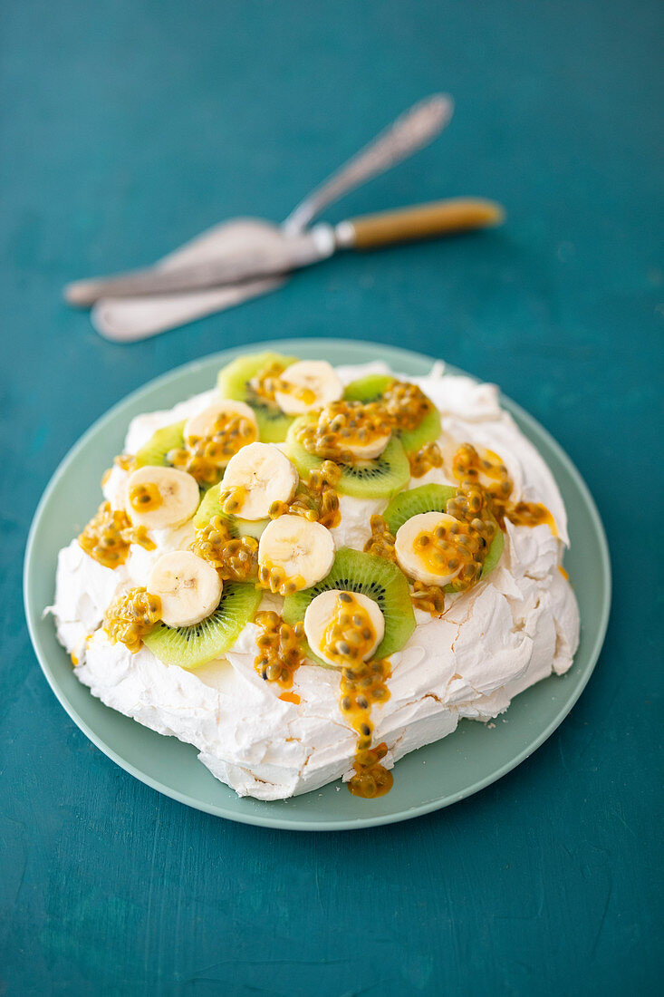 Pavlova mit Kiwis, Bananen und Passionsfrucht (Australien)