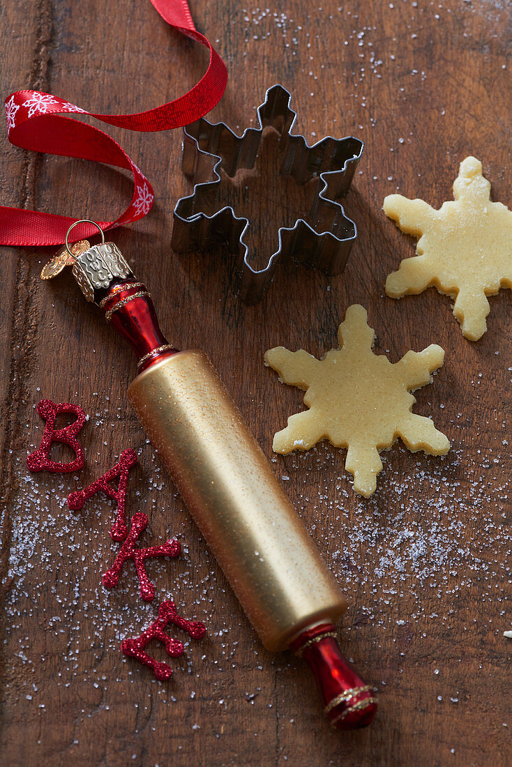 Nudelholz als Weihnachtsbaumschmuck, Schneeflocken-Plätzchen und Ausstecher