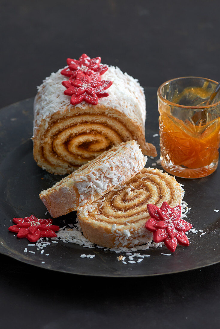 Biskuitroulade mit Marmeladenfüllung zu Weihnachten