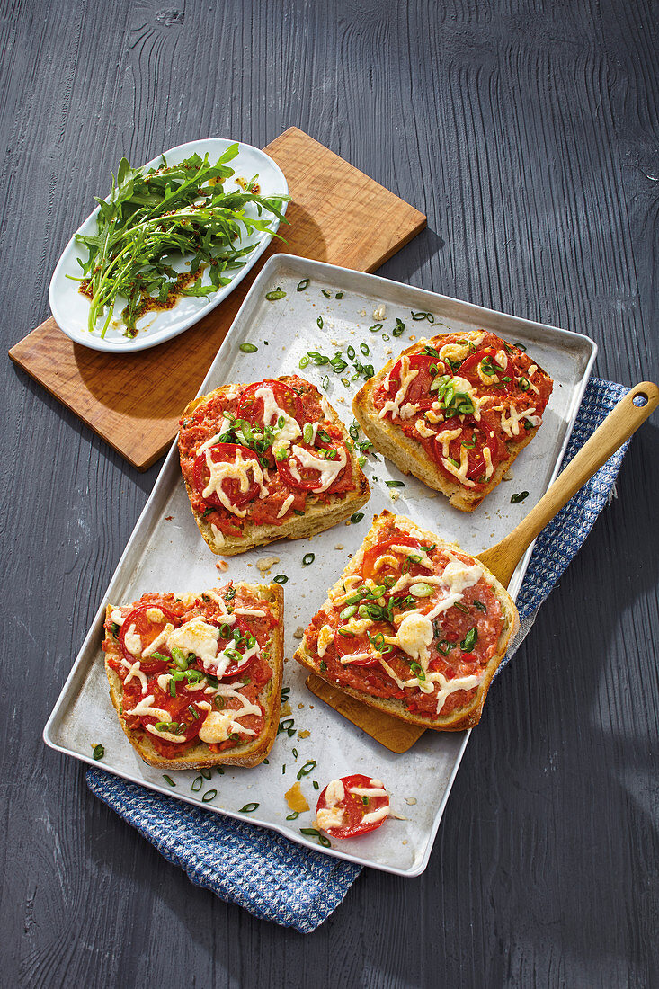 Mett-Ciabatta mit mariniertem Rucola