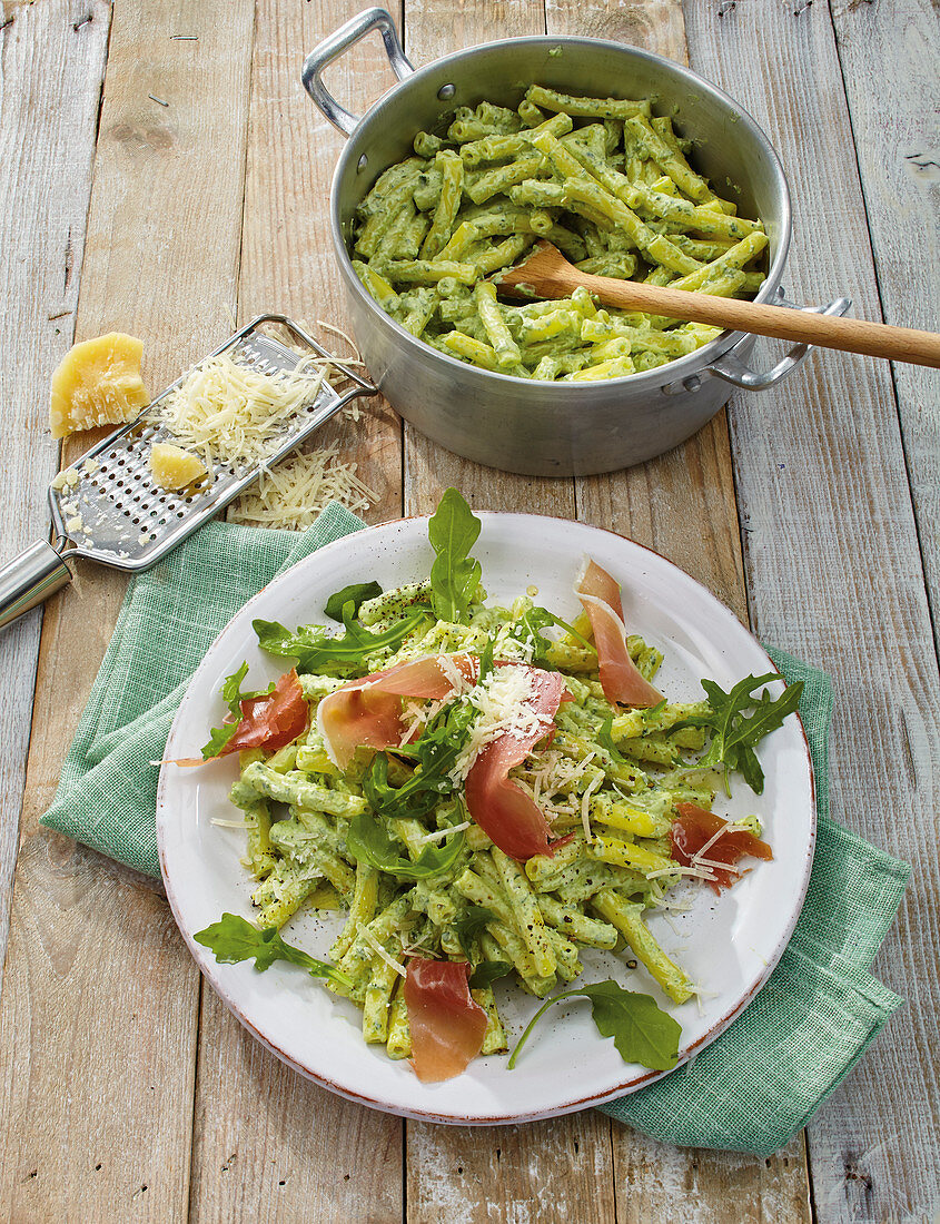 One-pot pasta with rocket, ham and Parmesan sauce