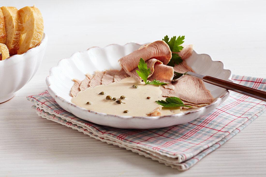 Vitello tonnato vom Kalb mit Thunfischsauce und Kapern, dazu Brot