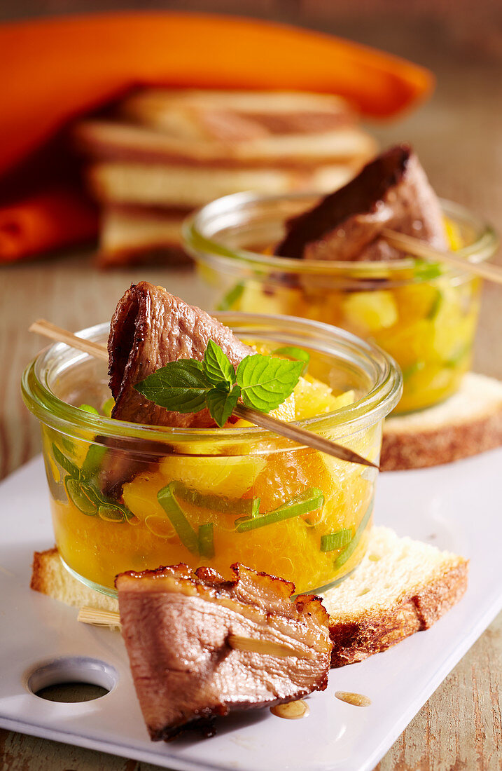 Orangen-Mango-Salat im Weckglas mit gebratener Entenbrust