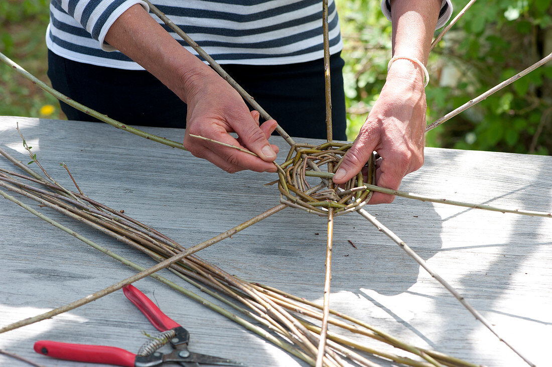Make your own basket for hanging decorations from willow branches