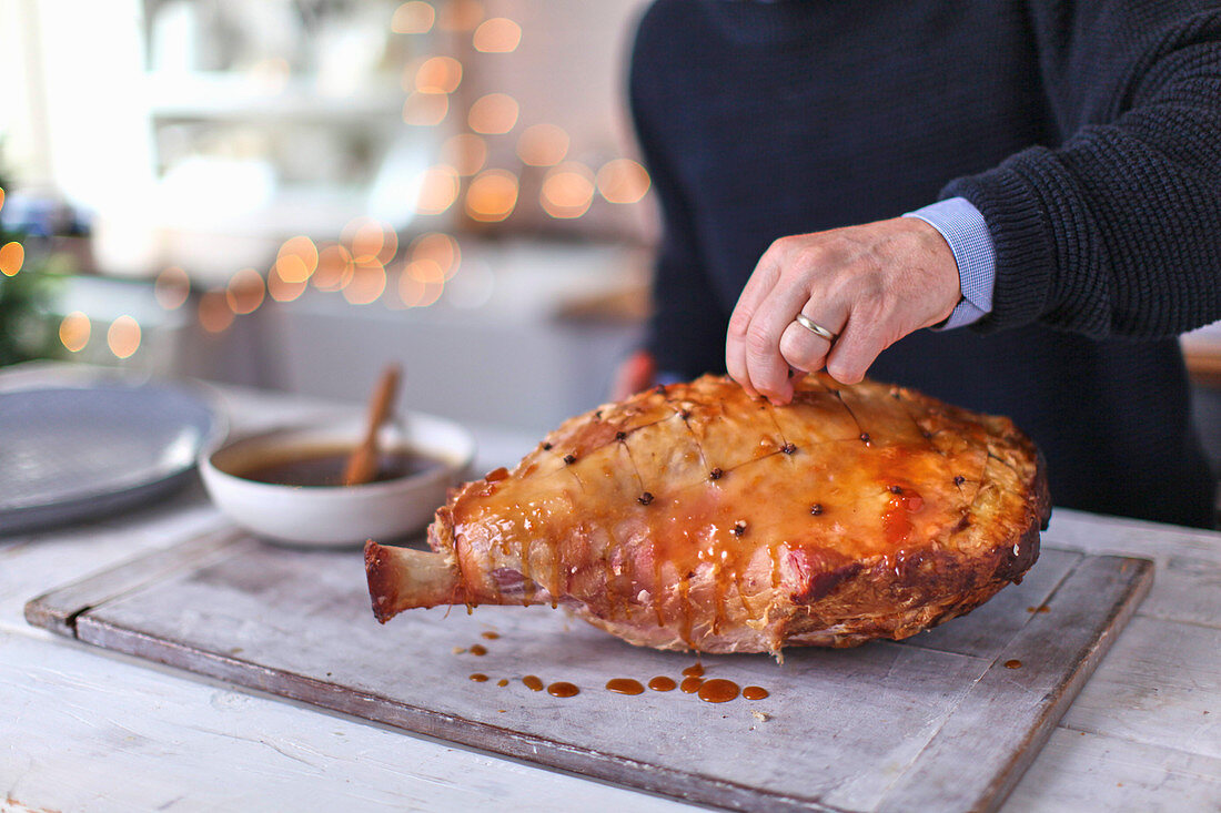 Roast ham with cloves