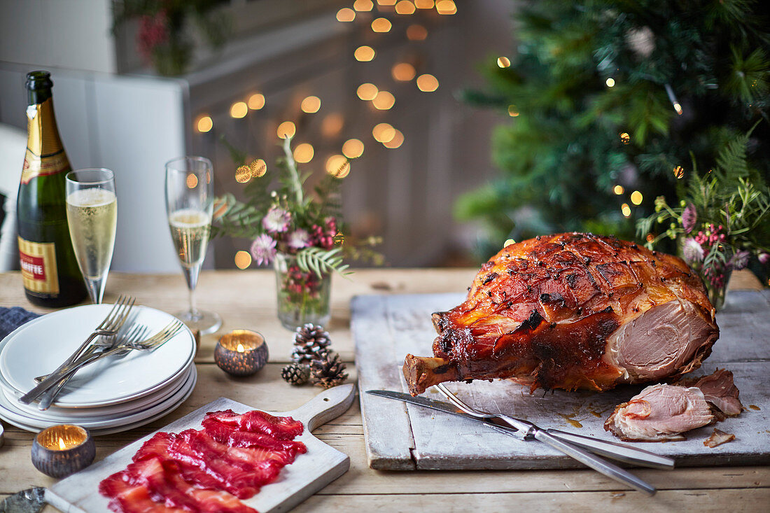 Gebackener glasierter Schinken zu Weihnachten