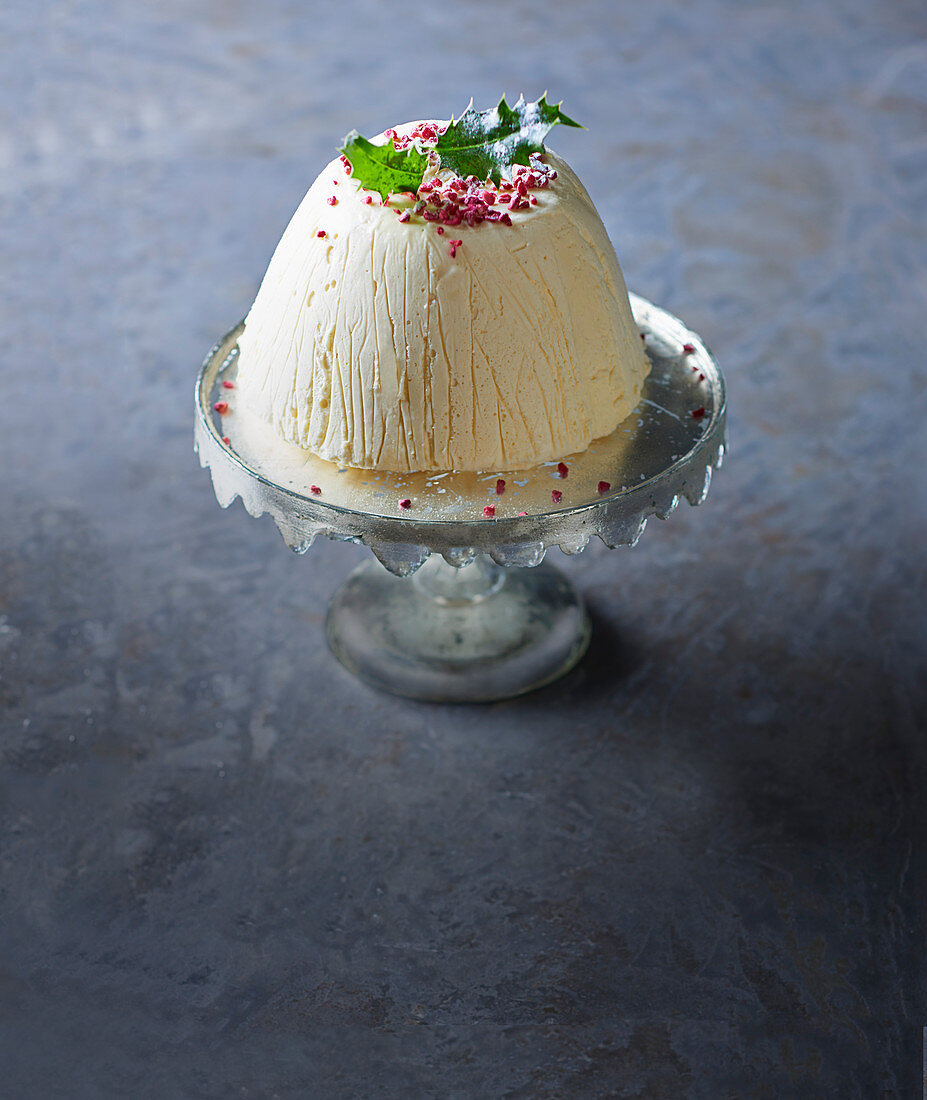 Weisse Schokoladen-Himbeer-Eisbombe zu Weihnachten