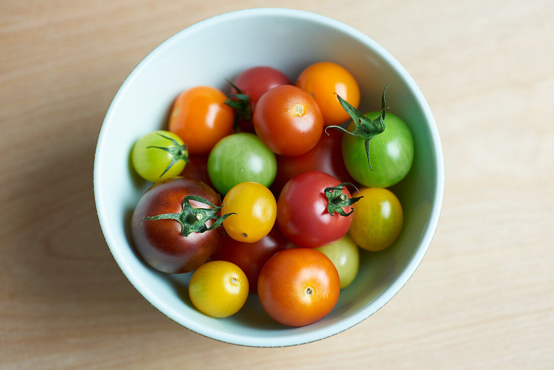 Bunte Tomaten in Schälchen