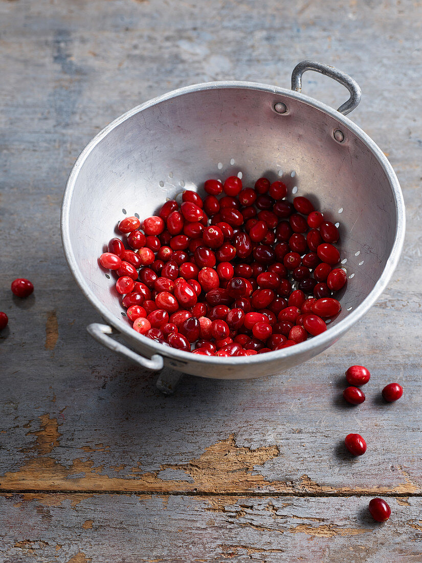 Gewaschene Cranberries im Sieb