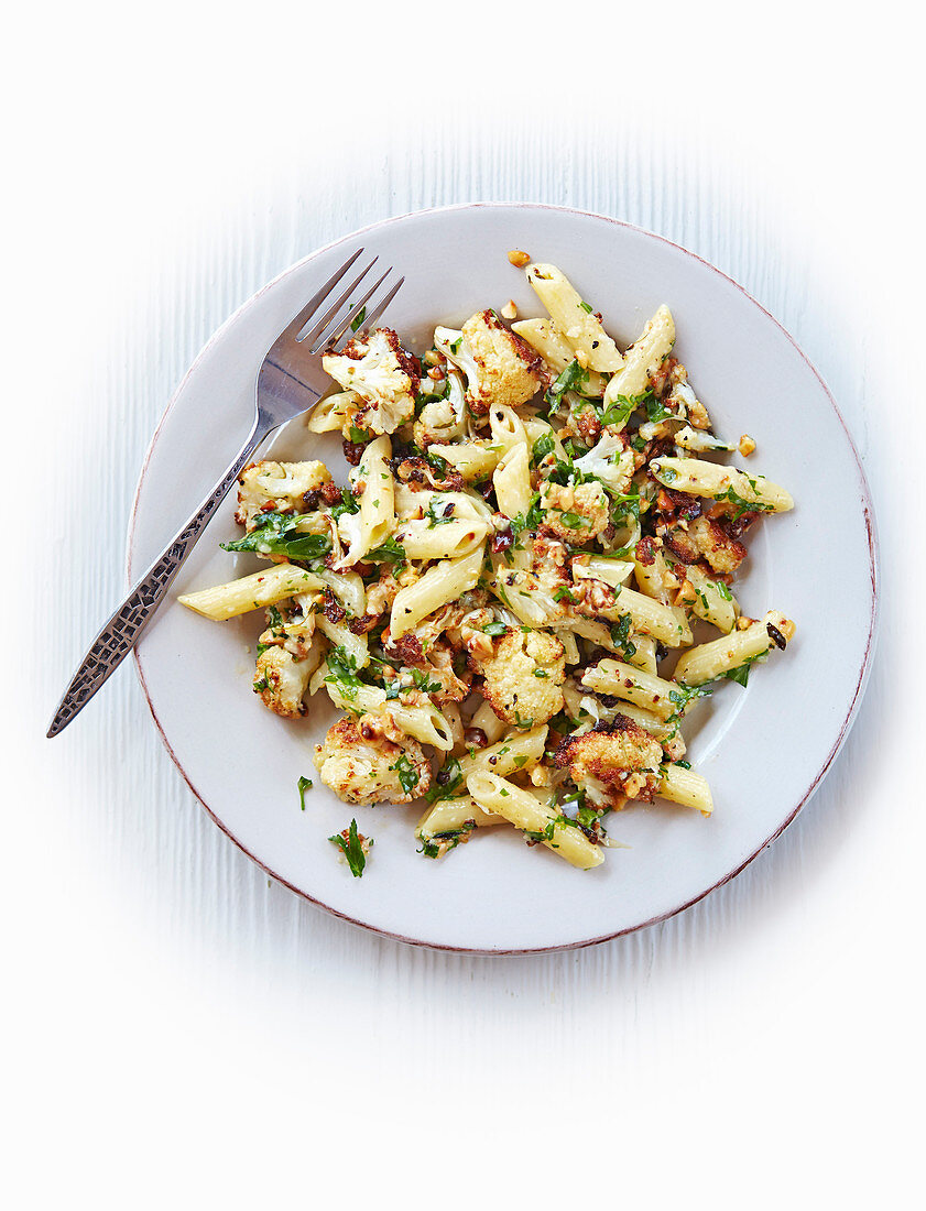 Penne mit geröstetem Blumenkohl und Haselnuss-Carbonara