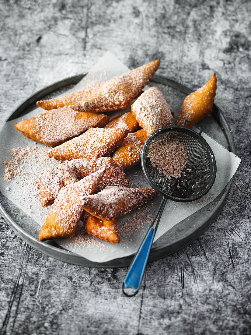 Schiefe Vierecke (deep-fried potato pastries from the Lower Rhine)