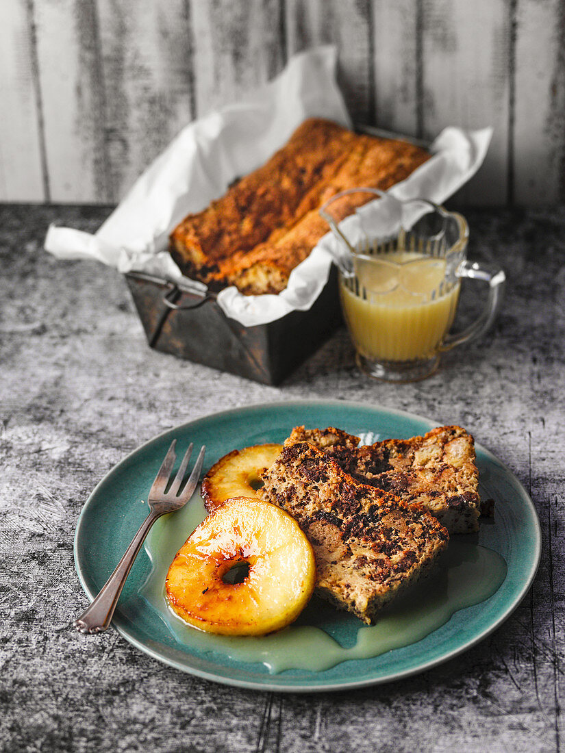 Bielefeld black bread pudding with apple rings