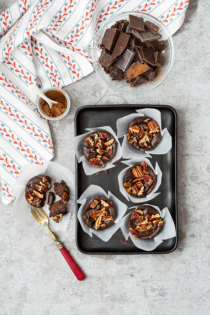 Avocado-Muffins mit Schokolade und Nüssen (Low Carb)
