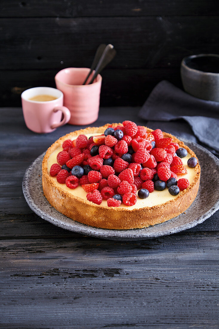 Cheesecake with white chocolate and fresh berries (low carb)