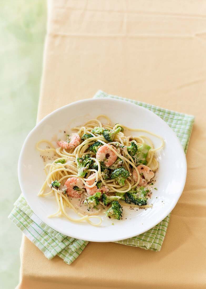 Spaghetti mit Brokkoli und Garnelen