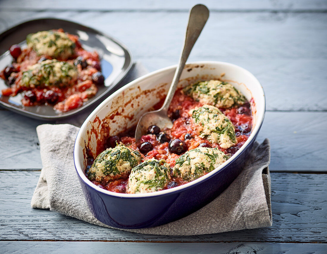 Spinat-Tofu-Nocken mit Tomaten-Blaubeer-Sauce