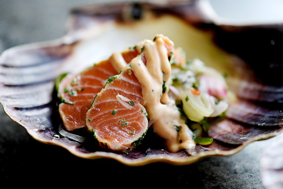 Lachs mit Gurken und Sriracha-Mayonnaise in Jakobsmuschelschale