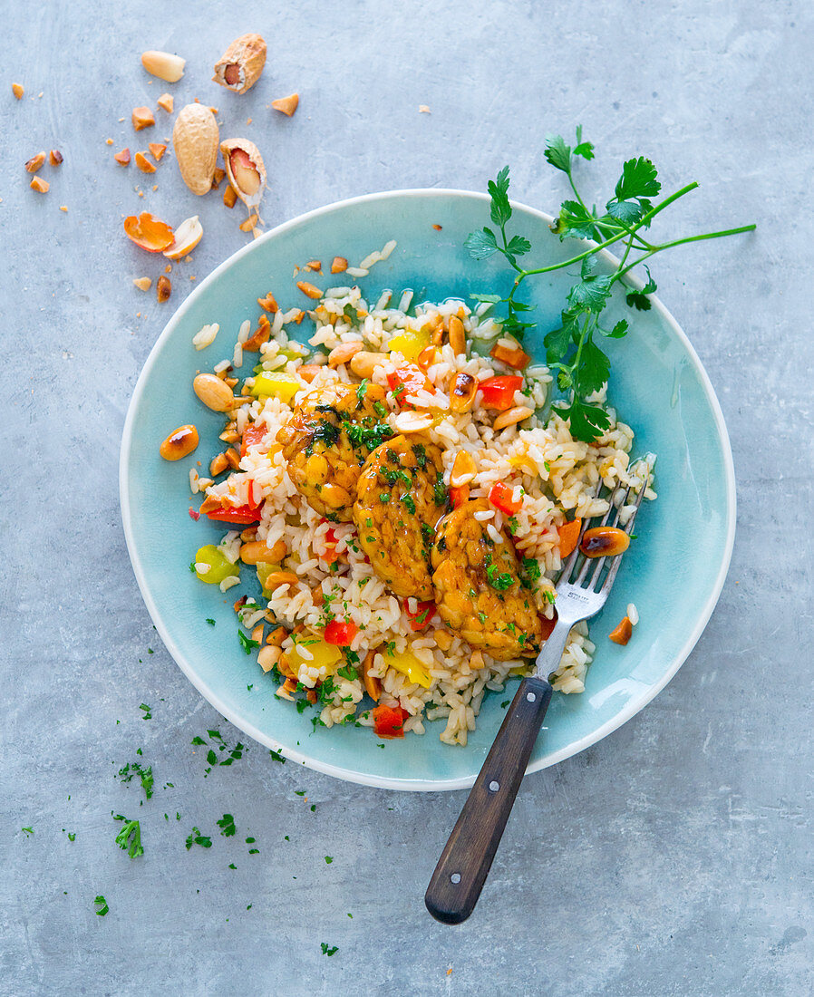 Rice with peanuts, peppers and tempeh medallions