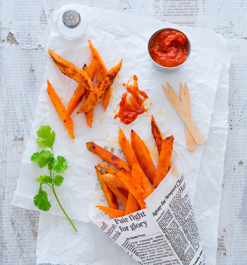 Süsskartoffel-Pommes mit Ketchup