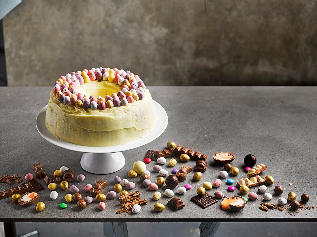 Ostertorte mit Buttercreme und Mini-Ostereiern