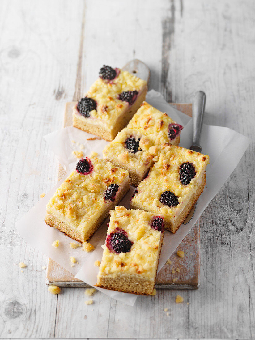 Greesmehltaat – yeast cake with semolina and blackberries from the Eifel region