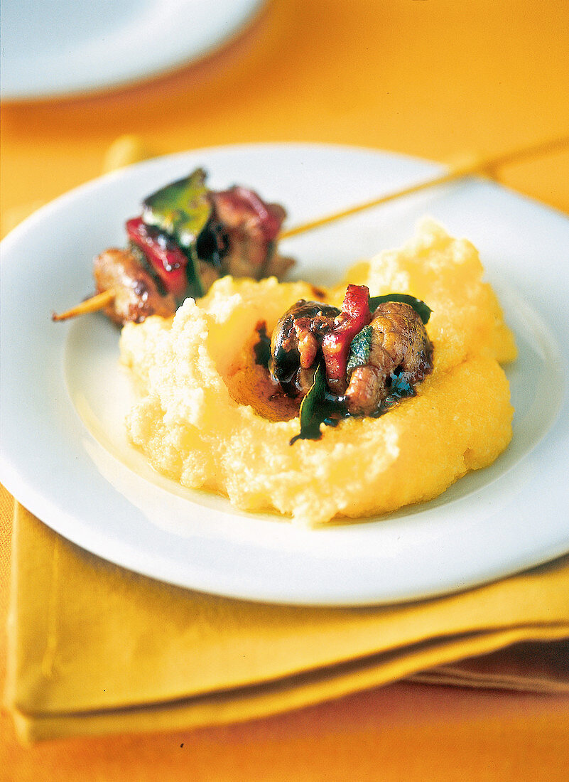 Polenta mit Kalbfleisch-Hähnchenleber-Spiesschen