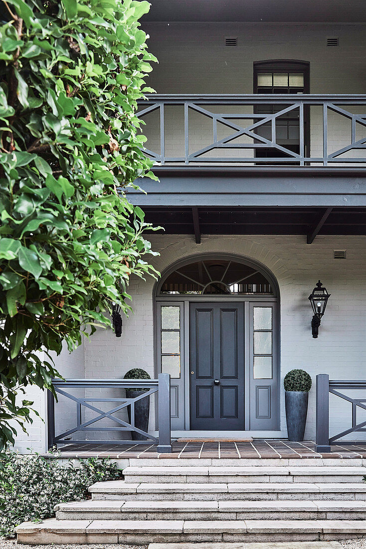 Classic villa with veranda, coffered door and grey details