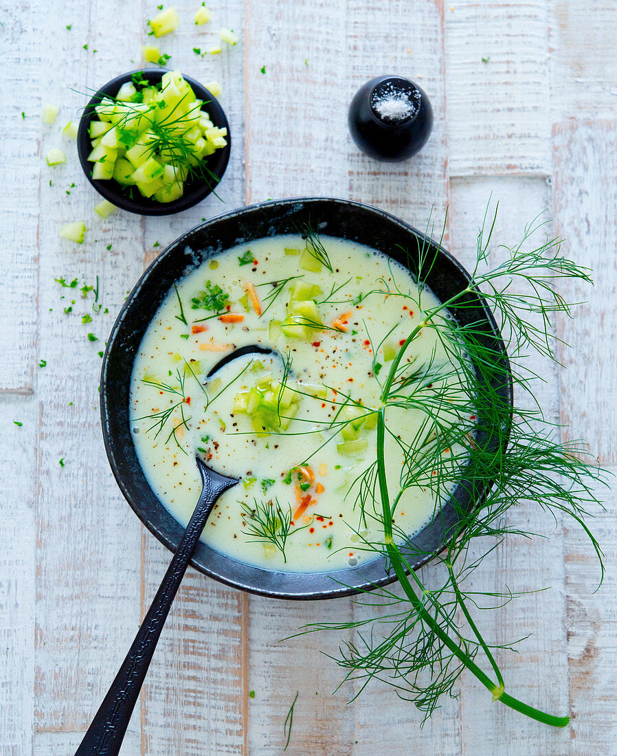 Gurken-Joghurt-Suppe mit Dill und Mandeln