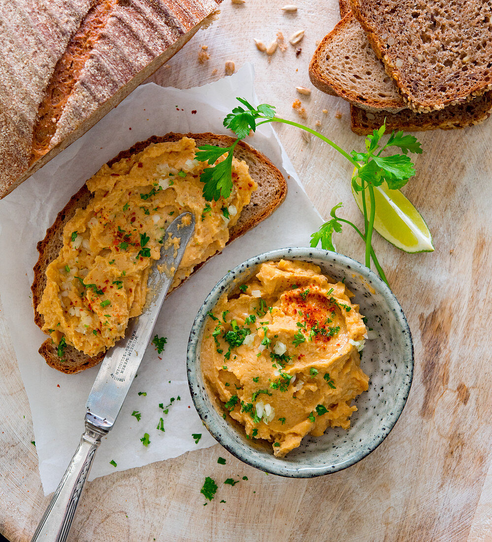 Linsenaufstrich auf Vollkornbrot