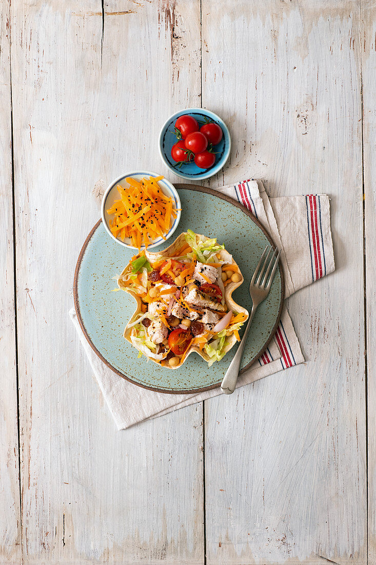 Tortilla Bowl mit Hähnchen und Kichererbsen