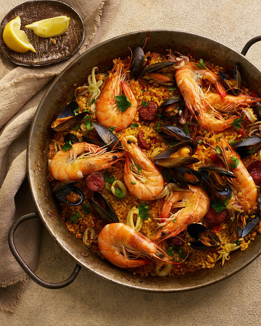 Meeresfrüchte-Paella mit Riesengarnelen, Chorizo, Muscheln und Tintenfisch