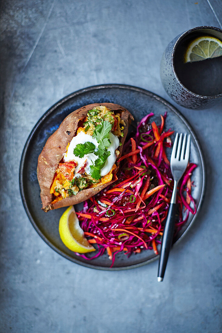 Baked sweet potato with lentils and red cabbage slaw