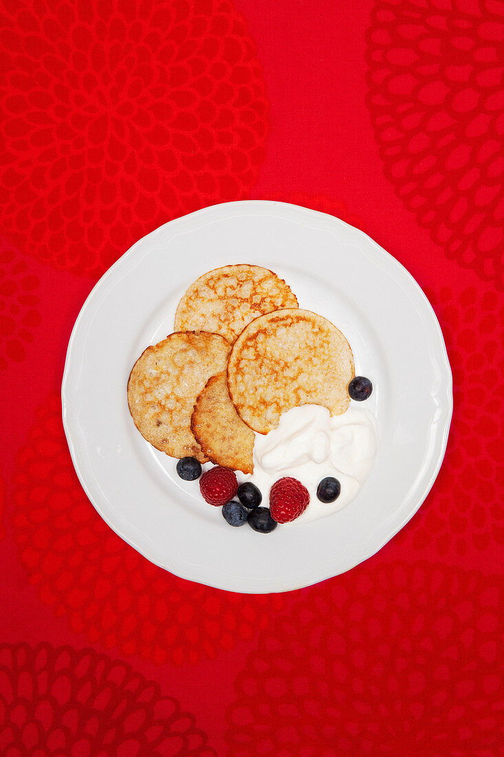 Pancakes mit Beeren und Sahne