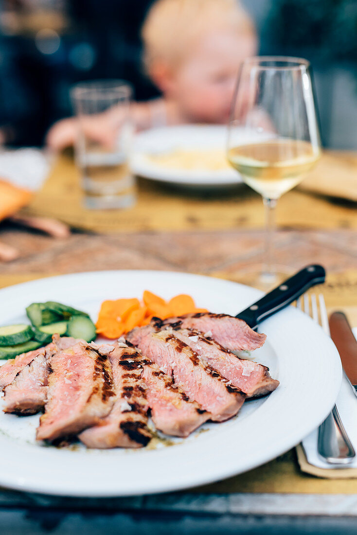 Geschnittenes Rindersteak mit Gemüse