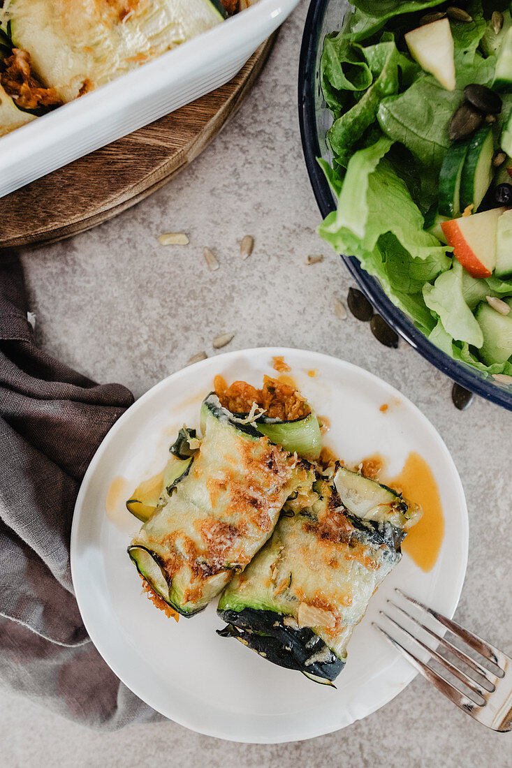 Zucchiniröllchen mit Blattsalat